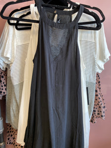 1164 Black or White Sleeveless V-neck detail